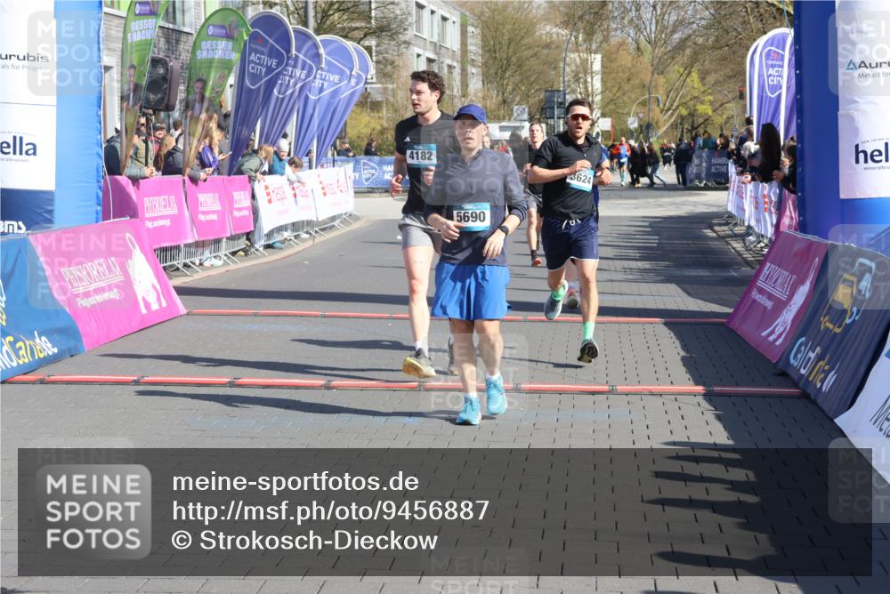 12.04.2026 - 45. Internationalen Wilhelmsburger Insellauf Strokosch-Dieckow http://msf.ph/oto/9456887 12.04.2026 10:46:27 Ziel 3256, 3848, 3849, 5690, 4182, 2460, 2706 meine-sportfotos.de