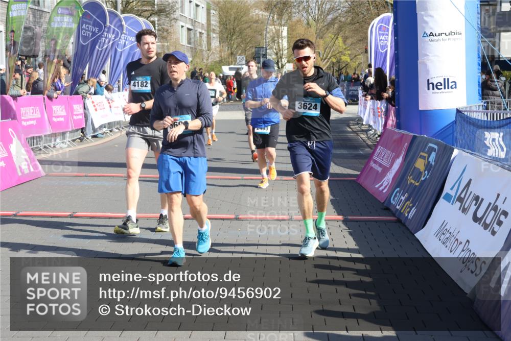12.04.2026 - 45. Internationalen Wilhelmsburger Insellauf Strokosch-Dieckow http://msf.ph/oto/9456902 12.04.2026 10:46:27 Ziel 3256, 3848, 3849, 5690, 4182, 2460, 2706 meine-sportfotos.de