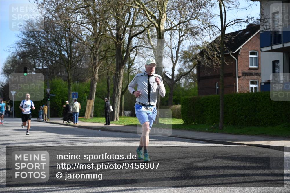 12.04.2026 - 45. Internationalen Wilhelmsburger Insellauf J. Mangold http://msf.ph/oto/9456907 12.04.2026 10:31:59 Ziel 4791, 5522, 4844, 3666, 3905, 5449, 4554, 4378, 3675, 3876, 3506, 4370, 3983, 3114, 4150 meine-sportfotos.de