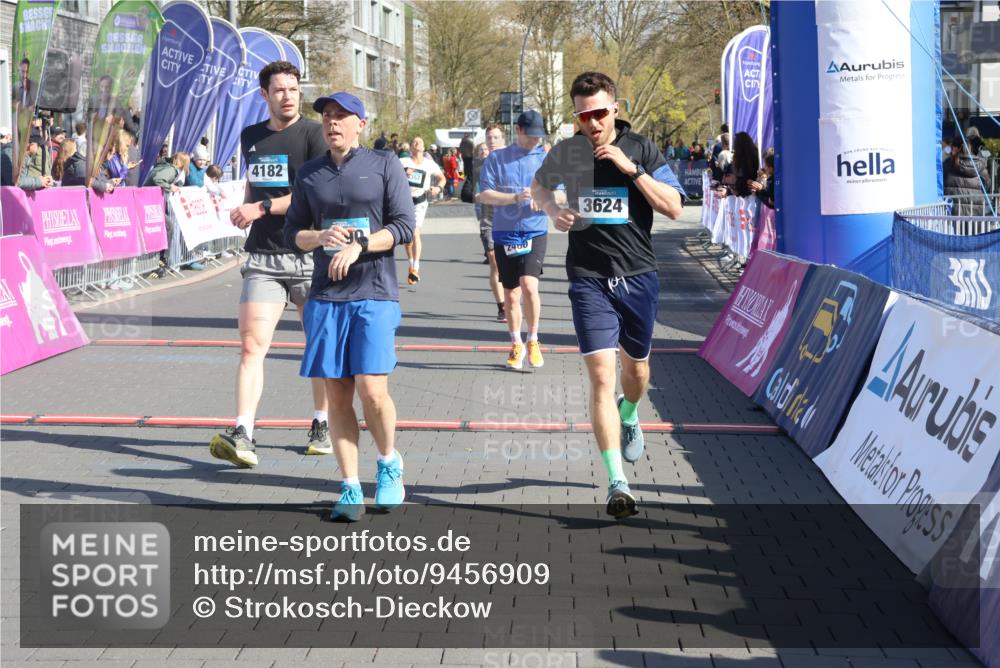 12.04.2026 - 45. Internationalen Wilhelmsburger Insellauf Strokosch-Dieckow http://msf.ph/oto/9456909 12.04.2026 10:46:27 Ziel 3256, 3848, 3849, 5690, 4182, 2460, 2706 meine-sportfotos.de