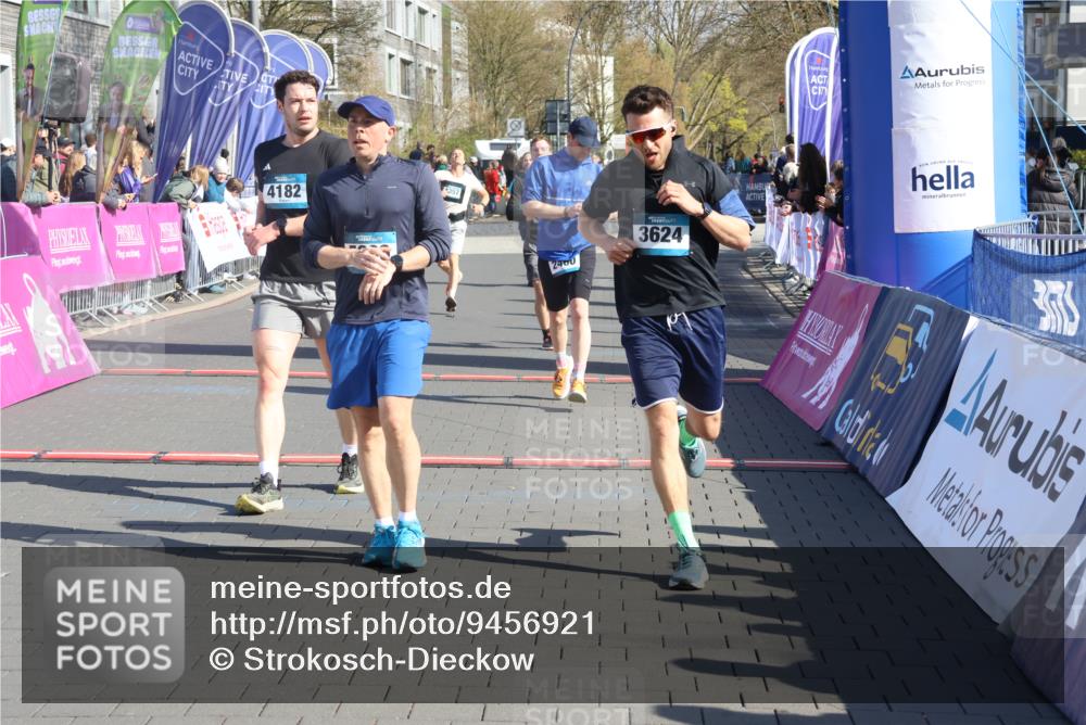 12.04.2026 - 45. Internationalen Wilhelmsburger Insellauf Strokosch-Dieckow http://msf.ph/oto/9456921 12.04.2026 10:46:28 Ziel 3848, 3849, 5690, 4182, 2460, 2706, 4357, 3952 meine-sportfotos.de
