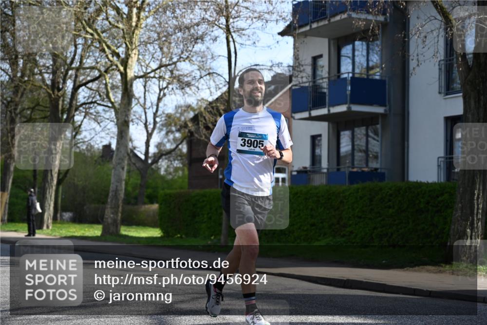 12.04.2026 - 45. Internationalen Wilhelmsburger Insellauf J. Mangold http://msf.ph/oto/9456924 12.04.2026 10:32:04 Ziel 5522, 4844, 3666, 3905, 5449, 4554, 4378, 3675, 3876, 3506, 4370, 3983, 3114, 4150, 3296, 3323, 5639, 2071 meine-sportfotos.de