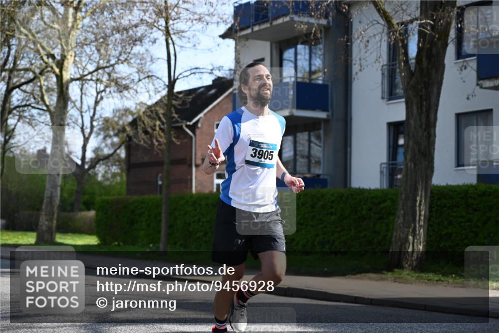 12.04.2026 - 45. Internationalen Wilhelmsburger Insellauf J. Mangold http://msf.ph/oto/9456928 12.04.2026 10:32:05 Ziel 5522, 4844, 3666, 3905, 5449, 4554, 4378, 4378, 3675, 3876, 3506, 4370, 3983, 3114, 3983, 3114, 4150, 3296, 3323, 5639, 2071 meine-sportfotos.de