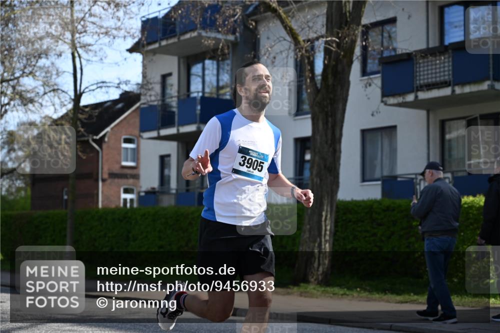 12.04.2026 - 45. Internationalen Wilhelmsburger Insellauf J. Mangold http://msf.ph/oto/9456933 12.04.2026 10:32:05 Ziel 5522, 4844, 3666, 3905, 5449, 4554, 4378, 4378, 3675, 3876, 3506, 4370, 3983, 3114, 3983, 3114, 4150, 3296, 3323, 5639, 2071 meine-sportfotos.de