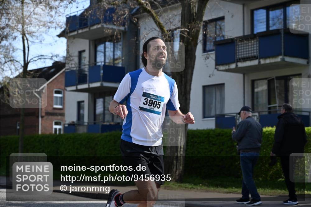 12.04.2026 - 45. Internationalen Wilhelmsburger Insellauf J. Mangold http://msf.ph/oto/9456935 12.04.2026 10:32:05 Ziel 5522, 4844, 3666, 3905, 5449, 4554, 4378, 4378, 3675, 3876, 3506, 4370, 3983, 3114, 3983, 3114, 4150, 3296, 3323, 5639, 2071 meine-sportfotos.de