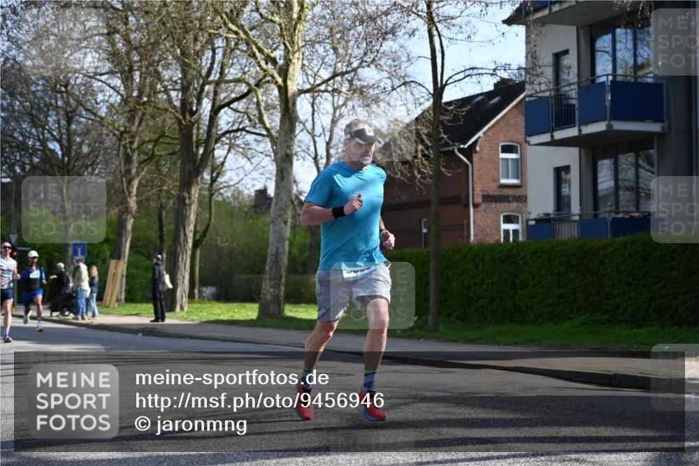 12.04.2026 - 45. Internationalen Wilhelmsburger Insellauf J. Mangold http://msf.ph/oto/9456946 12.04.2026 10:32:07 Ziel 5522, 4844, 3666, 3905, 5449, 4554, 4378, 3675, 3876, 3506, 4370, 3983, 3114, 4150, 3296, 3323, 5639, 2071, 3014 meine-sportfotos.de