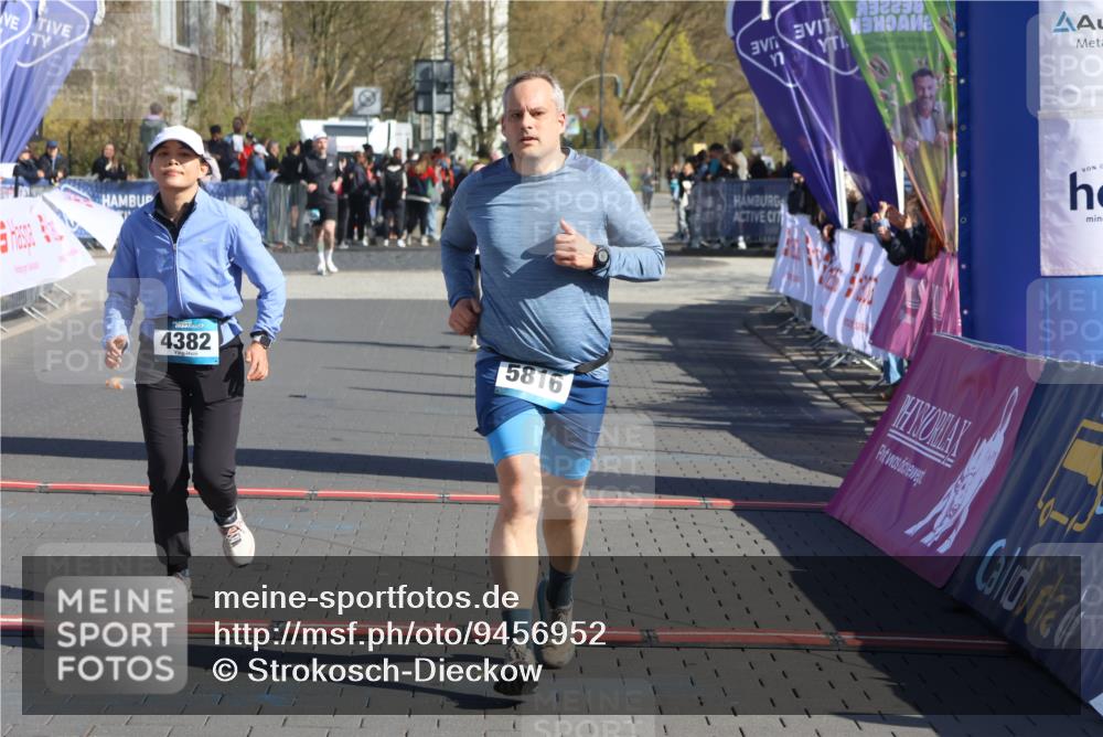 12.04.2026 - 45. Internationalen Wilhelmsburger Insellauf Strokosch-Dieckow http://msf.ph/oto/9456952 12.04.2026 11:03:30 Ziel 3716, 3223, 4246, 4382, 5816 meine-sportfotos.de