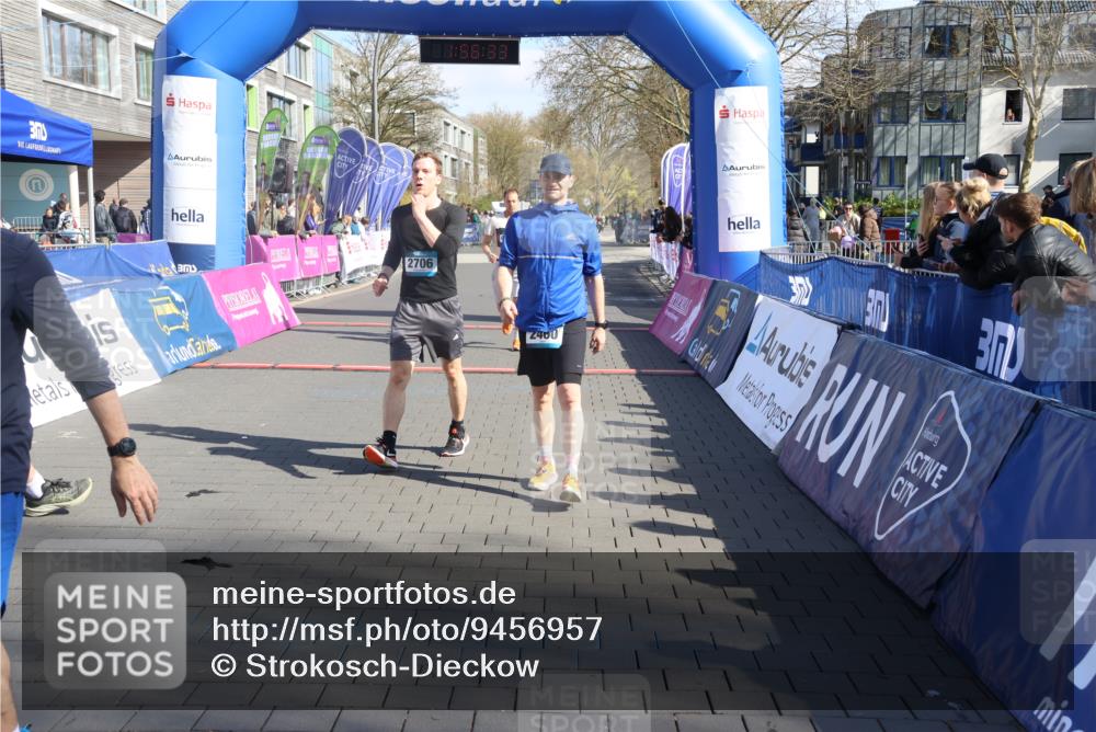12.04.2026 - 45. Internationalen Wilhelmsburger Insellauf Strokosch-Dieckow http://msf.ph/oto/9456957 12.04.2026 10:46:31 Ziel 2460, 2706, 4357, 3952 meine-sportfotos.de