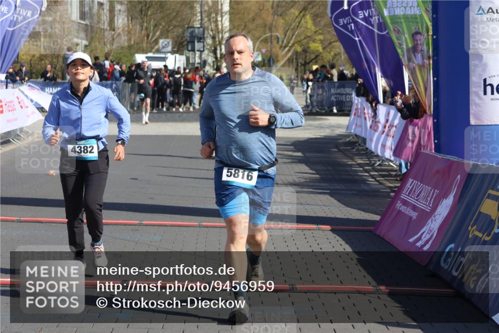 12.04.2026 - 45. Internationalen Wilhelmsburger Insellauf Strokosch-Dieckow http://msf.ph/oto/9456959 12.04.2026 11:03:30 Ziel 3716, 3223, 4246, 4382, 5816 meine-sportfotos.de