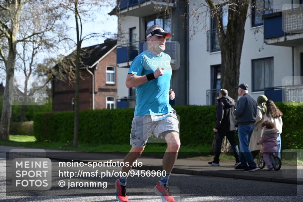 12.04.2026 - 45. Internationalen Wilhelmsburger Insellauf J. Mangold http://msf.ph/oto/9456960 12.04.2026 10:32:08 Ziel 5522, 4844, 3666, 3905, 5449, 4554, 4378, 3675, 3876, 3506, 4370, 3983, 3114, 4150, 3296, 3323, 5639, 2071, 3014 meine-sportfotos.de