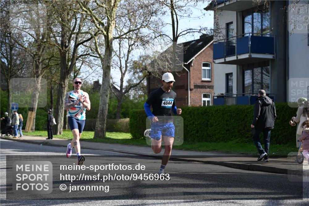 12.04.2026 - 45. Internationalen Wilhelmsburger Insellauf J. Mangold http://msf.ph/oto/9456963 12.04.2026 10:32:10 Ziel 4844, 3666, 3905, 5449, 4554, 4378, 3675, 3876, 3506, 4370, 3983, 3114, 4150, 4150, 3296, 3323, 5639, 2071, 3014 meine-sportfotos.de