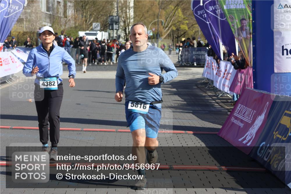 12.04.2026 - 45. Internationalen Wilhelmsburger Insellauf Strokosch-Dieckow http://msf.ph/oto/9456967 12.04.2026 11:03:30 Ziel 3716, 3223, 4246, 4382, 5816 meine-sportfotos.de