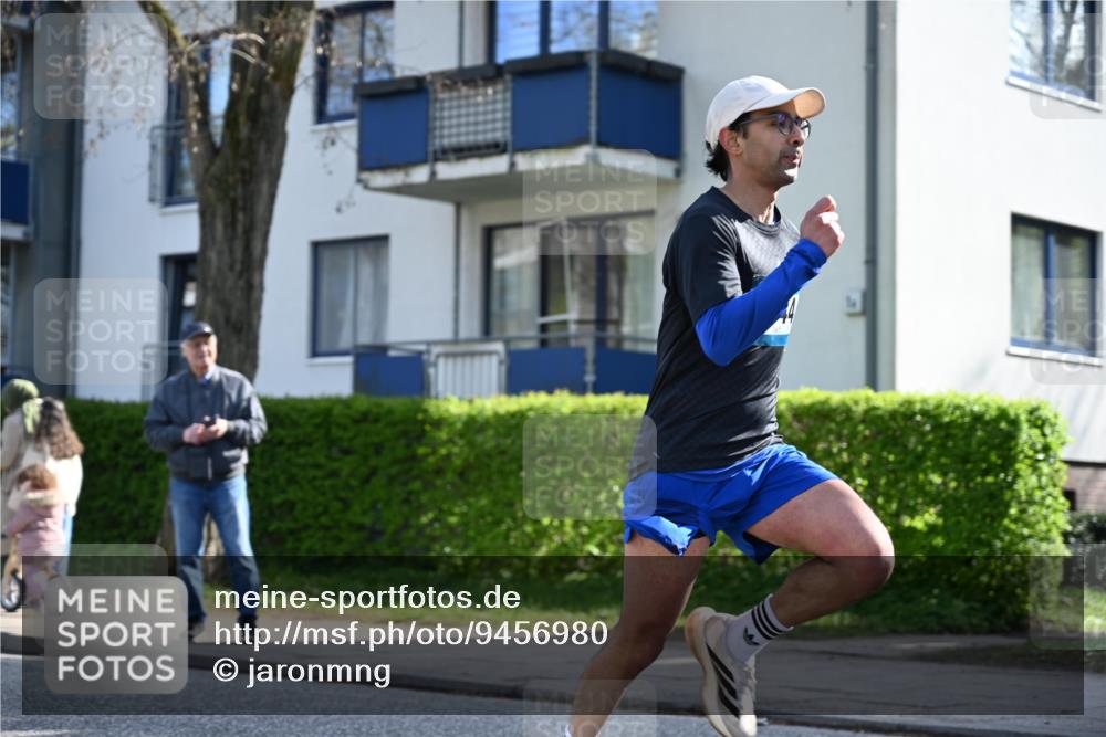 12.04.2026 - 45. Internationalen Wilhelmsburger Insellauf J. Mangold http://msf.ph/oto/9456980 12.04.2026 10:32:11 Ziel 4844, 3666, 3905, 5449, 4554, 4378, 3675, 3876, 3506, 4370, 3983, 3114, 4150, 3296, 3323, 5639, 2071, 3014 meine-sportfotos.de