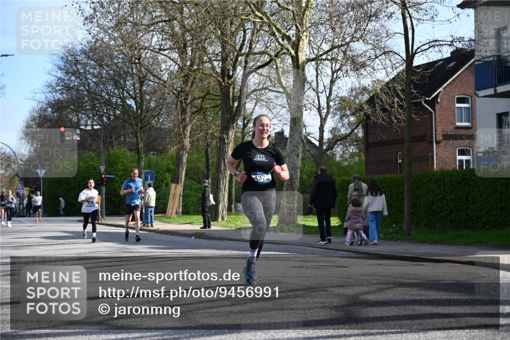 12.04.2026 - 45. Internationalen Wilhelmsburger Insellauf J. Mangold http://msf.ph/oto/9456991 12.04.2026 10:32:20 Ziel 4554, 4378, 3675, 3876, 3506, 4370, 3983, 3114, 4150, 3296, 3323, 5639, 2071, 3014, 5623, 3708 meine-sportfotos.de