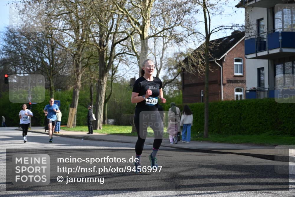 12.04.2026 - 45. Internationalen Wilhelmsburger Insellauf J. Mangold http://msf.ph/oto/9456997 12.04.2026 10:32:21 Ziel 4554, 4378, 3675, 3876, 3506, 4370, 3983, 3114, 4150, 3296, 3323, 5639, 2071, 3014, 5623, 3708 meine-sportfotos.de
