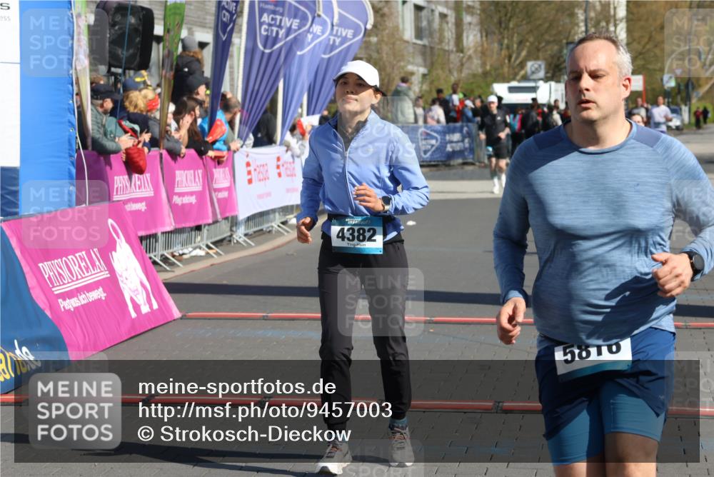 12.04.2026 - 45. Internationalen Wilhelmsburger Insellauf Strokosch-Dieckow http://msf.ph/oto/9457003 12.04.2026 11:03:31 Ziel 4382, 5816, 3384 meine-sportfotos.de