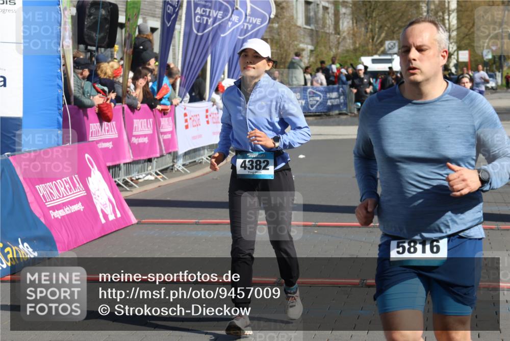 12.04.2026 - 45. Internationalen Wilhelmsburger Insellauf Strokosch-Dieckow http://msf.ph/oto/9457009 12.04.2026 11:03:31 Ziel 4382, 5816, 3384 meine-sportfotos.de