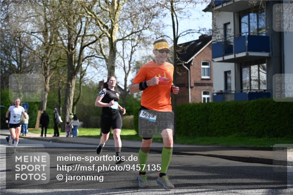 12.04.2026 - 45. Internationalen Wilhelmsburger Insellauf J. Mangold http://msf.ph/oto/9457135 12.04.2026 10:32:37 Ziel 3675, 3876, 3506, 4370, 3983, 3114, 4150, 3296, 3323, 5639, 2071, 3014, 5623, 3708, 4322, 3327, 3327, 5764, 2892 meine-sportfotos.de