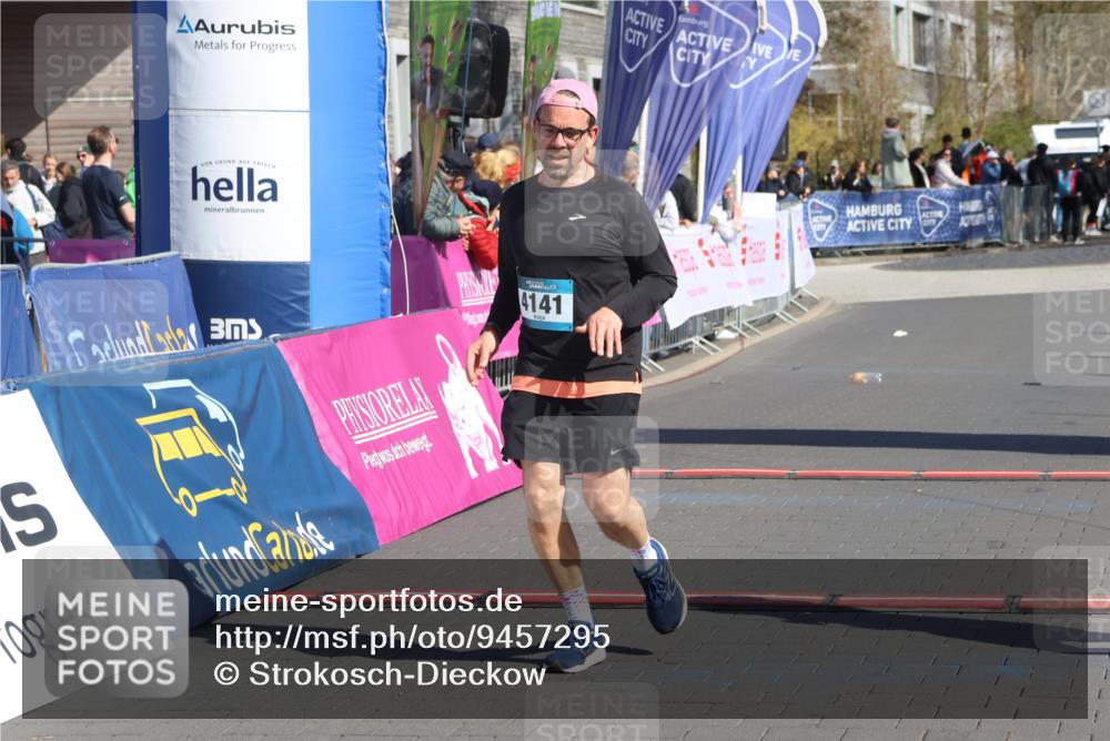 12.04.2026 - 45. Internationalen Wilhelmsburger Insellauf Strokosch-Dieckow http://msf.ph/oto/9457295 12.04.2026 11:03:47 Ziel 5460, 4141, 2422 meine-sportfotos.de