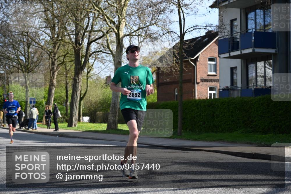 12.04.2026 - 45. Internationalen Wilhelmsburger Insellauf J. Mangold http://msf.ph/oto/9457440 12.04.2026 10:33:12 Ziel 3327, 5764, 2892, 5821, 4738, 2893, 5843, 3447, 4441, 4945, 4043, 2632, 2504 meine-sportfotos.de