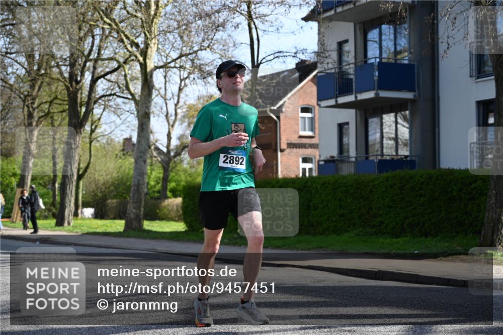 12.04.2026 - 45. Internationalen Wilhelmsburger Insellauf J. Mangold http://msf.ph/oto/9457451 12.04.2026 10:33:13 Ziel 3327, 5764, 2892, 5821, 4738, 2893, 5843, 5843, 3447, 4441, 4945, 4043, 2632, 2504, 4196 meine-sportfotos.de