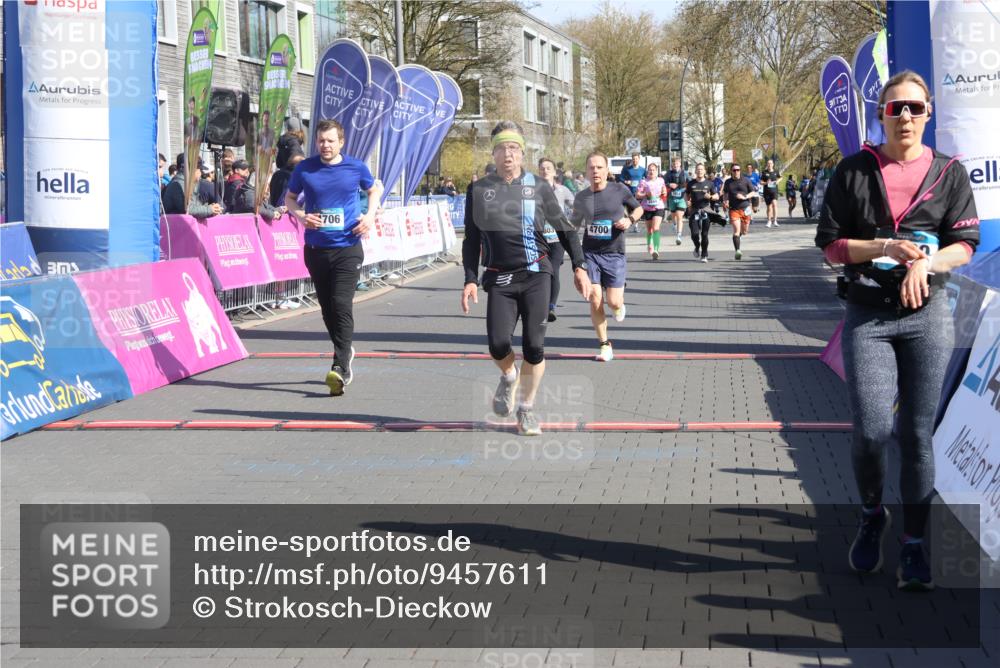 12.04.2026 - 45. Internationalen Wilhelmsburger Insellauf Strokosch-Dieckow http://msf.ph/oto/9457611 12.04.2026 10:47:09 Ziel 3860, 5538, 4706, 4700, 5803 meine-sportfotos.de
