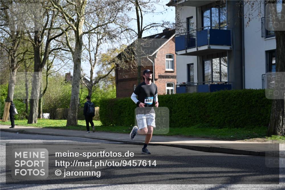 12.04.2026 - 45. Internationalen Wilhelmsburger Insellauf J. Mangold http://msf.ph/oto/9457614 12.04.2026 10:33:34 Ziel 5821, 4738, 2893, 5843, 3447, 4441, 4945, 4043, 2632, 2504, 4196, 5238, 5239, 5294, 3841, 3605, 3605, 2547, 3424, 3924, 4493, 3945 meine-sportfotos.de