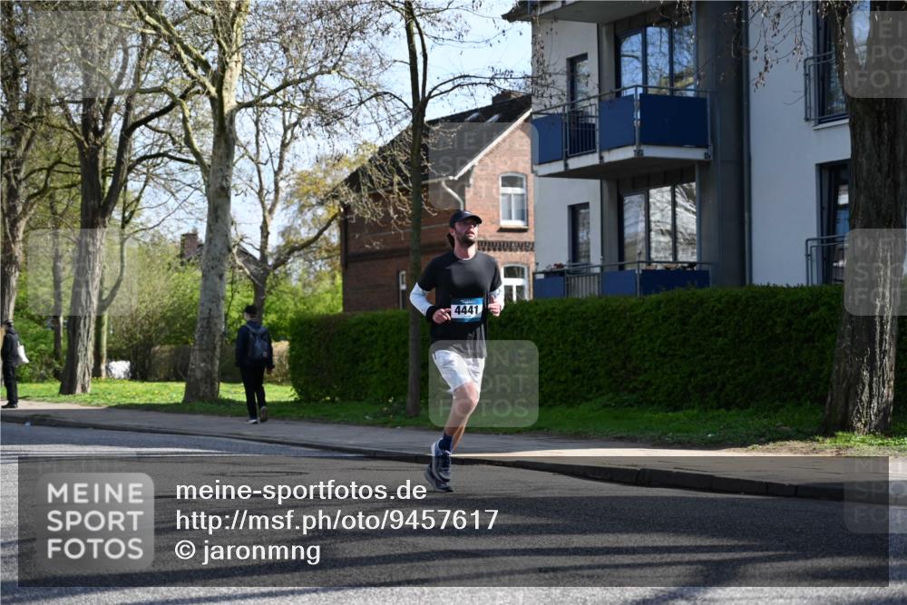 12.04.2026 - 45. Internationalen Wilhelmsburger Insellauf J. Mangold http://msf.ph/oto/9457617 12.04.2026 10:33:34 Ziel 5821, 4738, 2893, 5843, 3447, 4441, 4945, 4043, 2632, 2504, 4196, 5238, 5239, 5294, 3841, 3605, 3605, 2547, 3424, 3924, 4493, 3945 meine-sportfotos.de