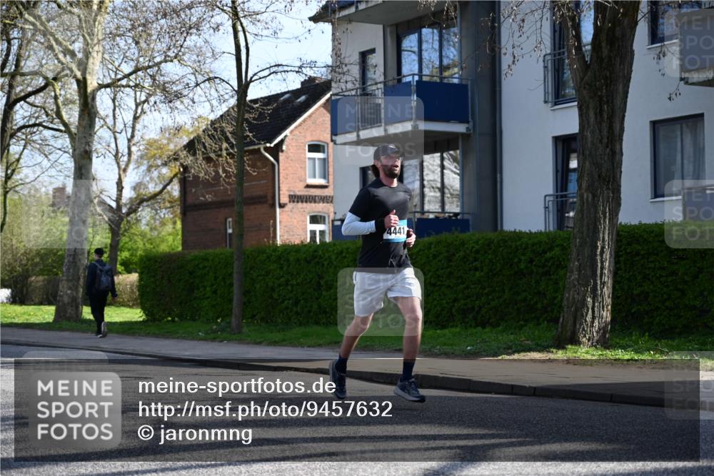 12.04.2026 - 45. Internationalen Wilhelmsburger Insellauf J. Mangold http://msf.ph/oto/9457632 12.04.2026 10:33:35 Ziel 5821, 4738, 2893, 5843, 3447, 4441, 4945, 4043, 2632, 2504, 4196, 5238, 5239, 5294, 3841, 3605, 2547, 3424, 3924, 4493, 3945 meine-sportfotos.de