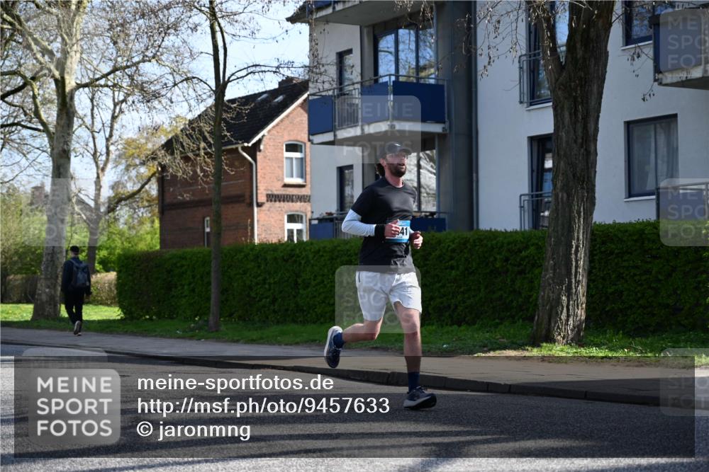 12.04.2026 - 45. Internationalen Wilhelmsburger Insellauf J. Mangold http://msf.ph/oto/9457633 12.04.2026 10:33:35 Ziel 5821, 4738, 2893, 5843, 3447, 4441, 4945, 4043, 2632, 2504, 4196, 5238, 5239, 5294, 3841, 3605, 2547, 3424, 3924, 4493, 3945 meine-sportfotos.de