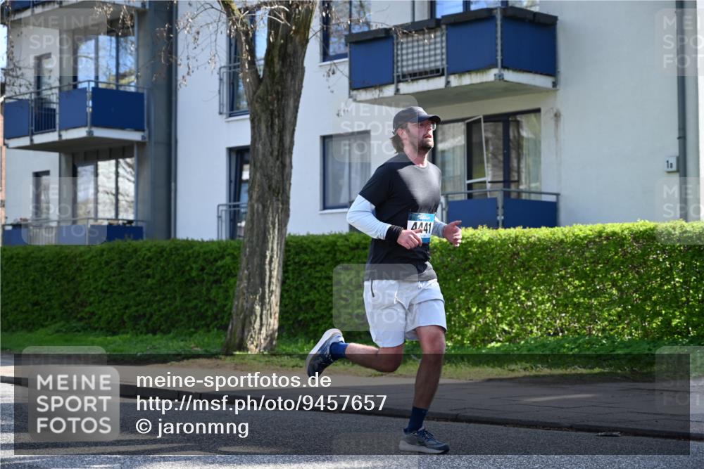 12.04.2026 - 45. Internationalen Wilhelmsburger Insellauf J. Mangold http://msf.ph/oto/9457657 12.04.2026 10:33:36 Ziel 5821, 4738, 2893, 5843, 3447, 4441, 4945, 4043, 2632, 2504, 4196, 5238, 5239, 5294, 3841, 3605, 2547, 2547, 3424, 3924, 4493, 3945 meine-sportfotos.de