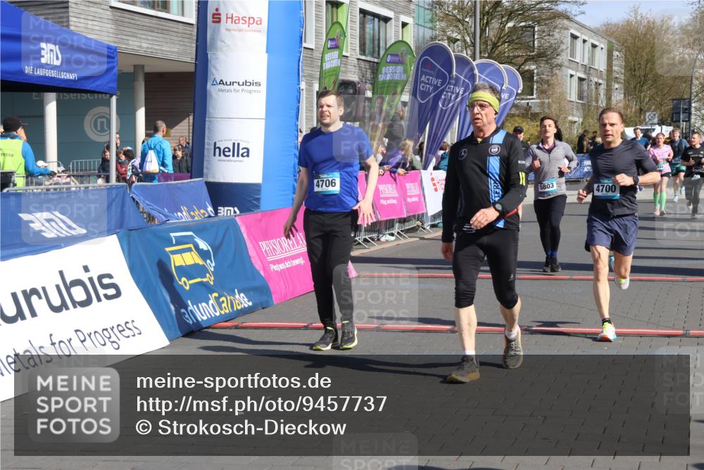 12.04.2026 - 45. Internationalen Wilhelmsburger Insellauf Strokosch-Dieckow http://msf.ph/oto/9457737 12.04.2026 10:47:10 Ziel 3860, 5538, 4706, 4700, 5803, 2206 meine-sportfotos.de