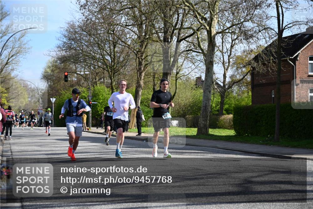 12.04.2026 - 45. Internationalen Wilhelmsburger Insellauf J. Mangold http://msf.ph/oto/9457768 12.04.2026 10:33:52 Ziel 4043, 2632, 2504, 4196, 5238, 5239, 5294, 3841, 3605, 2547, 3424, 3924, 4493, 3945, 3613, 2270, 4555, 2472, 2559, 3636, 3929, 5480, 3042, 3065 meine-sportfotos.de