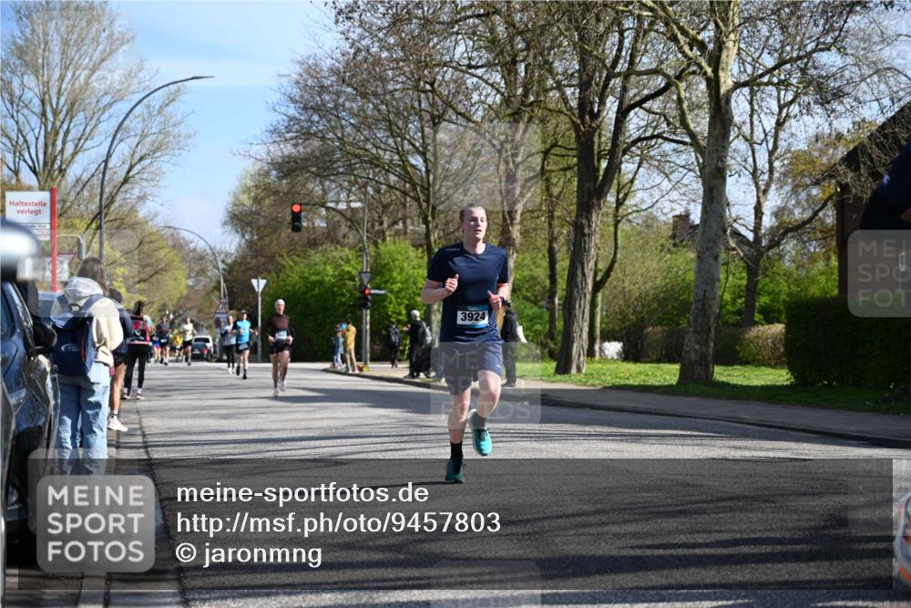 12.04.2026 - 45. Internationalen Wilhelmsburger Insellauf J. Mangold http://msf.ph/oto/9457803 12.04.2026 10:34:05 Ziel 3841, 3605, 2547, 3424, 3924, 4493, 3945, 3613, 2270, 4555, 2472, 2559, 3636, 3929, 5480, 3042, 3065, 2123, 3485, 3133, 4807, 3385 meine-sportfotos.de