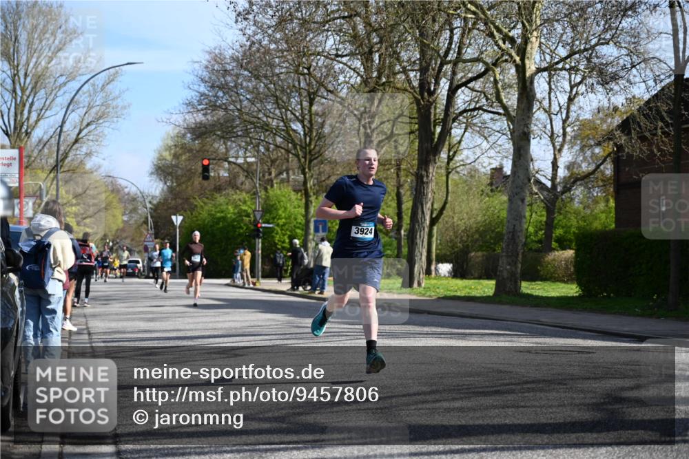 12.04.2026 - 45. Internationalen Wilhelmsburger Insellauf J. Mangold http://msf.ph/oto/9457806 12.04.2026 10:34:05 Ziel 3841, 3605, 2547, 3424, 3924, 4493, 3945, 3613, 2270, 4555, 2472, 2559, 3636, 3929, 5480, 3042, 3065, 2123, 3485, 3133, 4807, 3385 meine-sportfotos.de