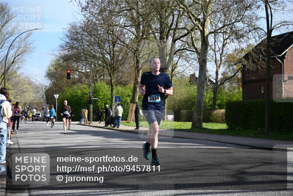 12.04.2026 - 45. Internationalen Wilhelmsburger Insellauf J. Mangold http://msf.ph/oto/9457811 12.04.2026 10:34:05 Ziel 3841, 3605, 2547, 3424, 3924, 4493, 3945, 3613, 2270, 4555, 2472, 2559, 3636, 3929, 5480, 3042, 3065, 2123, 3485, 3133, 4807, 3385 meine-sportfotos.de