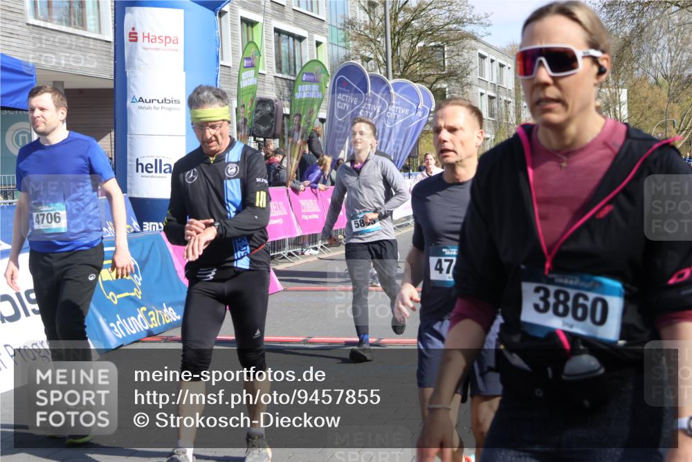 12.04.2026 - 45. Internationalen Wilhelmsburger Insellauf Strokosch-Dieckow http://msf.ph/oto/9457855 12.04.2026 10:47:12 Ziel 5538, 4706, 4700, 5803, 2206, 5421, 5626, 3493, 3494 meine-sportfotos.de