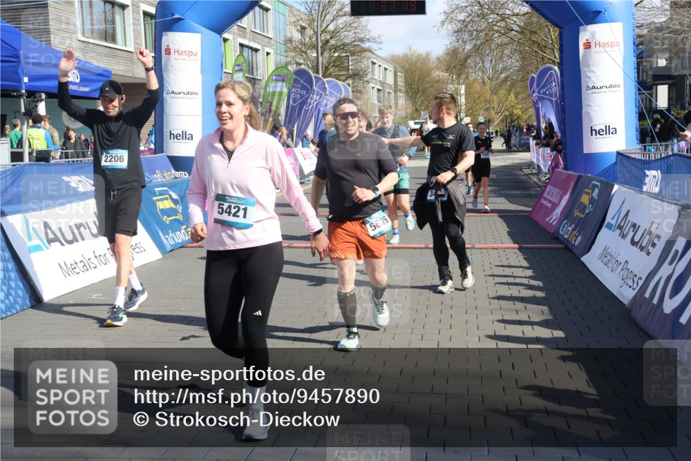 12.04.2026 - 45. Internationalen Wilhelmsburger Insellauf Strokosch-Dieckow http://msf.ph/oto/9457890 12.04.2026 10:47:18 Ziel 2206, 5421, 5626, 3493, 3494, 3010, 3854, 2393, 2845, 3332, 3349, 4297 meine-sportfotos.de