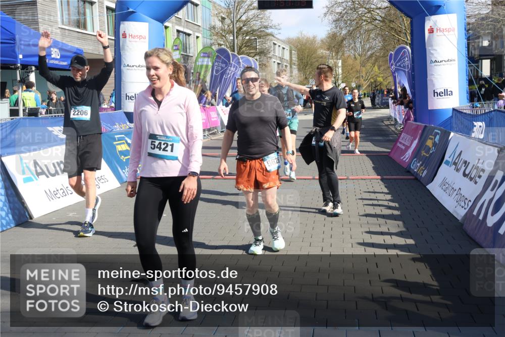 12.04.2026 - 45. Internationalen Wilhelmsburger Insellauf Strokosch-Dieckow http://msf.ph/oto/9457908 12.04.2026 10:47:18 Ziel 2206, 5421, 5626, 3493, 3494, 3010, 3854, 2393, 2845, 3332, 3349, 4297 meine-sportfotos.de