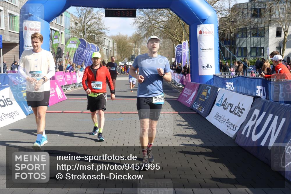 12.04.2026 - 45. Internationalen Wilhelmsburger Insellauf Strokosch-Dieckow http://msf.ph/oto/9457995 12.04.2026 10:47:32 Ziel 3098, 5445, 4992, 3450, 5054 meine-sportfotos.de