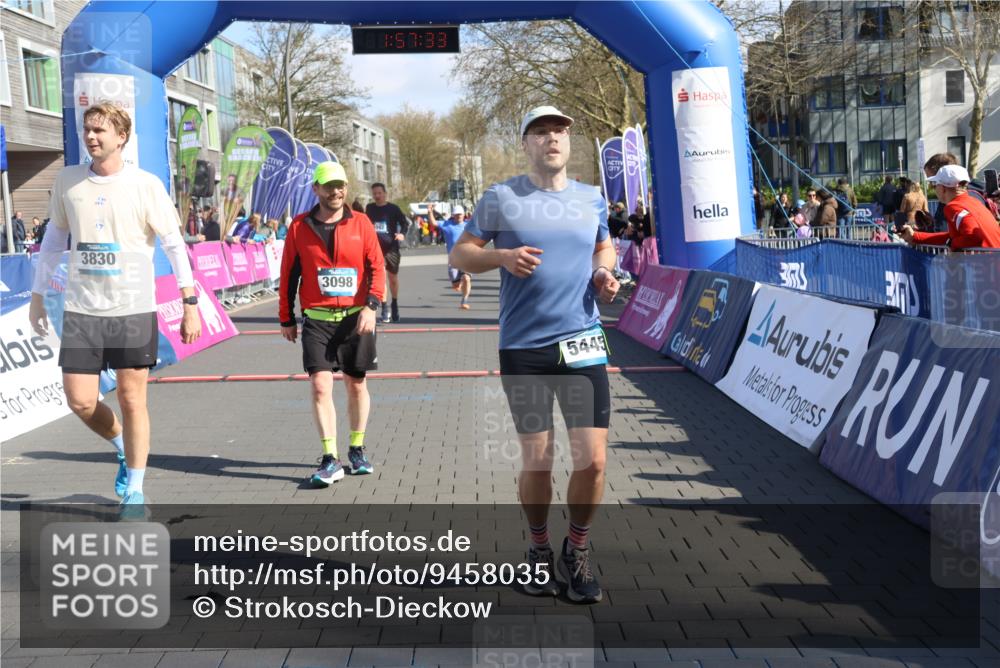 12.04.2026 - 45. Internationalen Wilhelmsburger Insellauf Strokosch-Dieckow http://msf.ph/oto/9458035 12.04.2026 10:47:32 Ziel 3098, 5445, 4992, 3450, 5054 meine-sportfotos.de