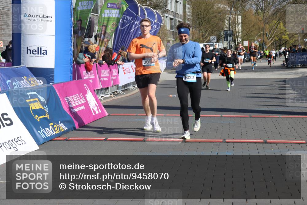 12.04.2026 - 45. Internationalen Wilhelmsburger Insellauf Strokosch-Dieckow http://msf.ph/oto/9458070 12.04.2026 11:04:35 Ziel 3027, 3015 meine-sportfotos.de