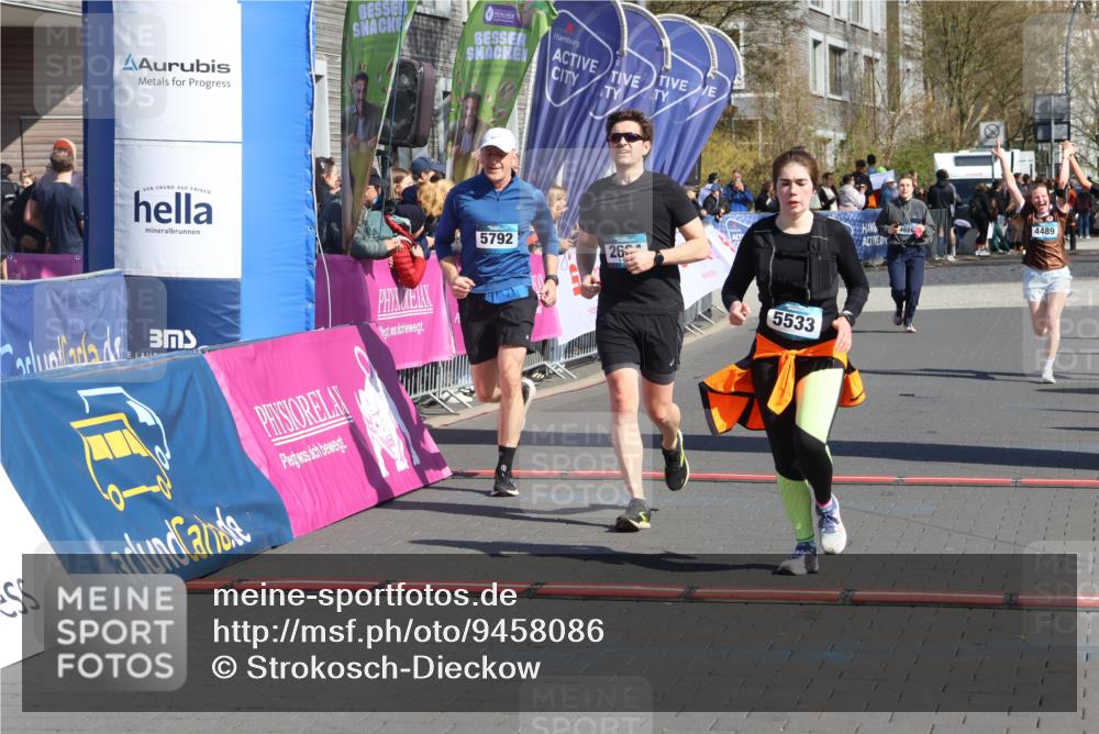 12.04.2026 - 45. Internationalen Wilhelmsburger Insellauf Strokosch-Dieckow http://msf.ph/oto/9458086 12.04.2026 11:04:40 Ziel 5533, 2664, 5792, 4059, 4489 meine-sportfotos.de