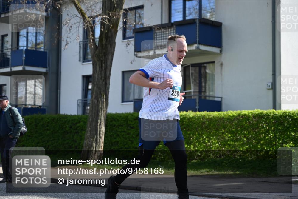 12.04.2026 - 45. Internationalen Wilhelmsburger Insellauf J. Mangold http://msf.ph/oto/9458165 12.04.2026 10:35:14 Ziel 5551, 4109, 2497, 2583, 3759, 4127, 5523, 4884, 5603, 4521, 5731, 5731, 5950, 5042, 4050, 5589, 3084, 3516 meine-sportfotos.de