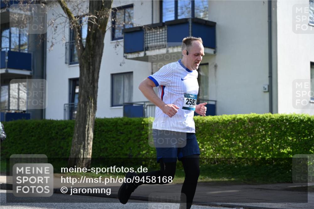 12.04.2026 - 45. Internationalen Wilhelmsburger Insellauf J. Mangold http://msf.ph/oto/9458168 12.04.2026 10:35:14 Ziel 5551, 4109, 2497, 2583, 3759, 4127, 5523, 4884, 5603, 4521, 5731, 5731, 5950, 5042, 4050, 5589, 3084, 3516 meine-sportfotos.de