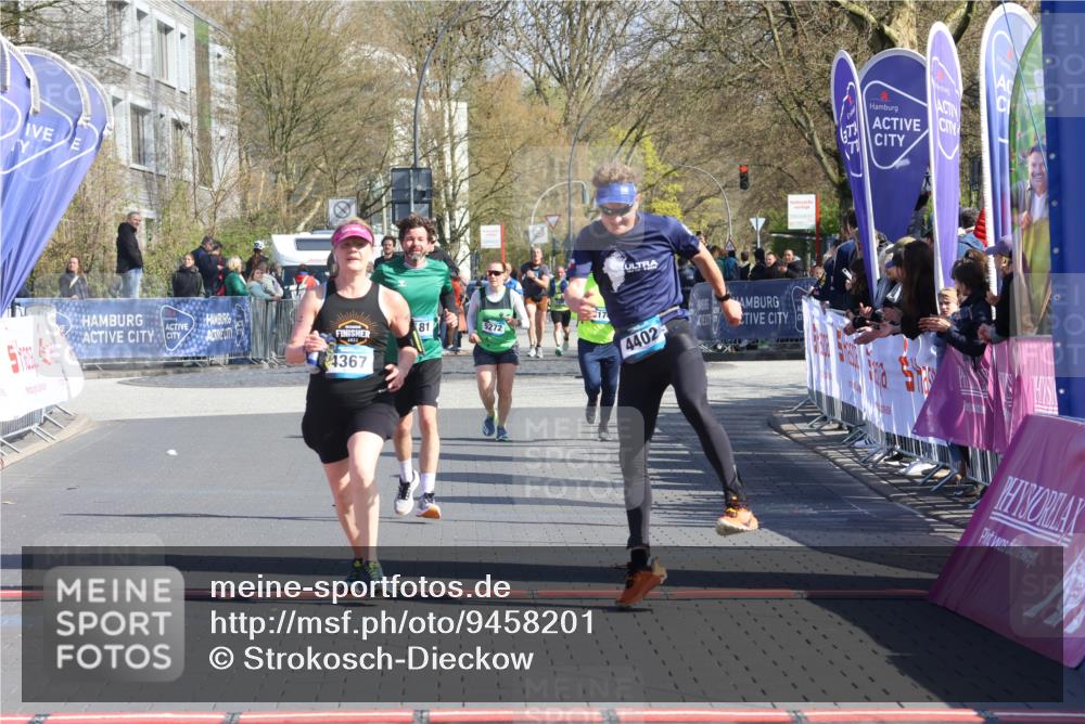 12.04.2026 - 45. Internationalen Wilhelmsburger Insellauf Strokosch-Dieckow http://msf.ph/oto/9458201 12.04.2026 10:47:58 Ziel 4402, 4367, 4181 meine-sportfotos.de