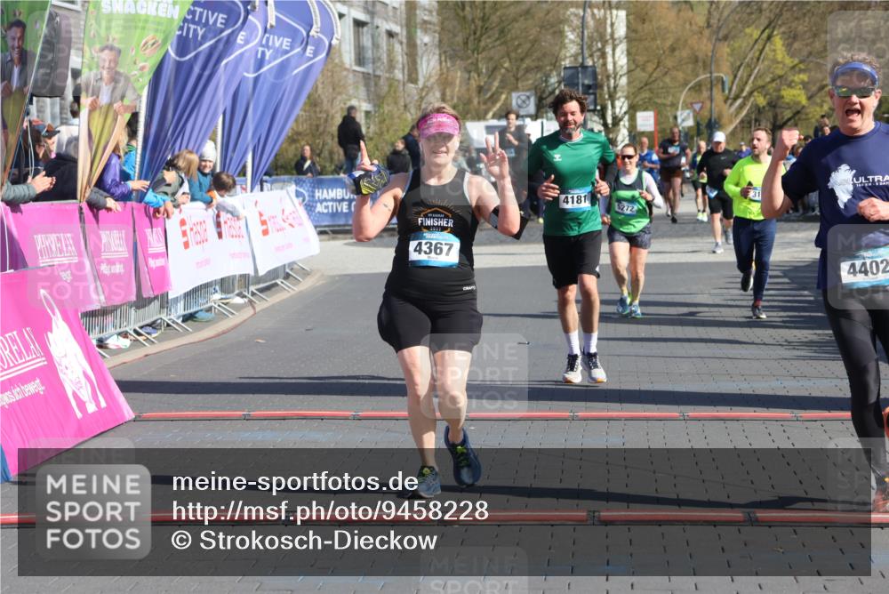 12.04.2026 - 45. Internationalen Wilhelmsburger Insellauf Strokosch-Dieckow http://msf.ph/oto/9458228 12.04.2026 10:48:00 Ziel 4402, 4367, 4181 meine-sportfotos.de