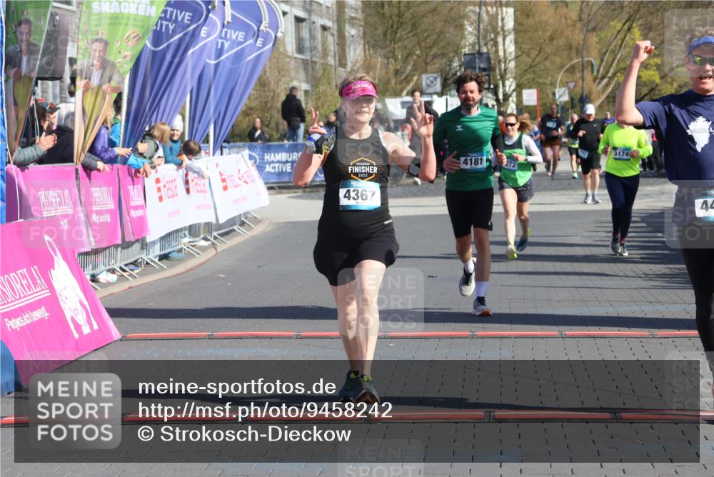 12.04.2026 - 45. Internationalen Wilhelmsburger Insellauf Strokosch-Dieckow http://msf.ph/oto/9458242 12.04.2026 10:48:00 Ziel 4402, 4367, 4181 meine-sportfotos.de