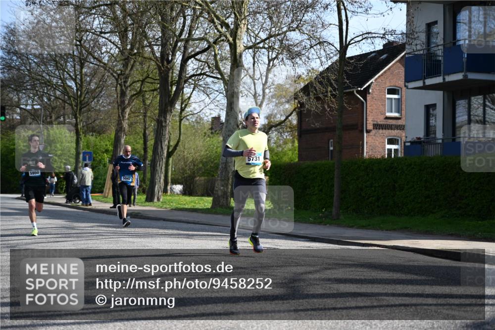 12.04.2026 - 45. Internationalen Wilhelmsburger Insellauf J. Mangold http://msf.ph/oto/9458252 12.04.2026 10:35:42 Ziel 5603, 4521, 5731, 5950, 5042, 4050, 5589, 3084, 3516, 3221, 3221, 2192, 3731, 4118, 4190, 4190, 4439, 4172, 4030, 5291 meine-sportfotos.de