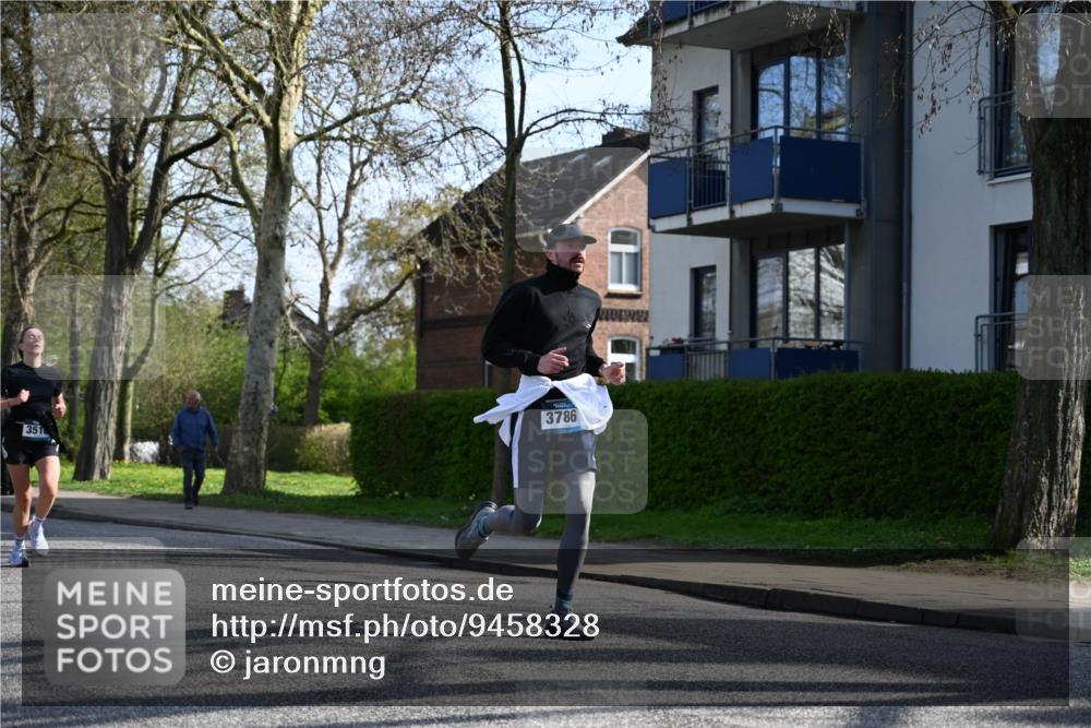 12.04.2026 - 45. Internationalen Wilhelmsburger Insellauf J. Mangold http://msf.ph/oto/9458328 12.04.2026 10:35:51 Ziel 5731, 5950, 5042, 4050, 5589, 3084, 3516, 3221, 2192, 3731, 4118, 4190, 4439, 4172, 4030, 4030, 5291, 2446 meine-sportfotos.de